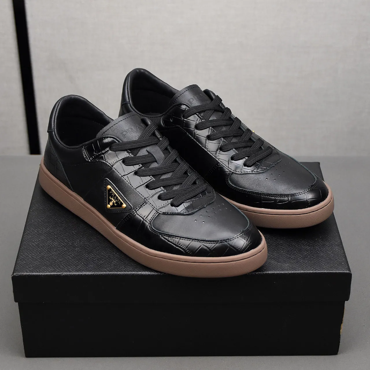 PP420❣️❣️❣️Prada set off the audience! Prada, an international brand that is constantly innovating, this men's casual shoe, the original version, made of cowhide leather at a ratio of one to one at the store, with leather feet and rubber non-slip outsole, breathable and comfortable, quality speaks for itself👄38-44